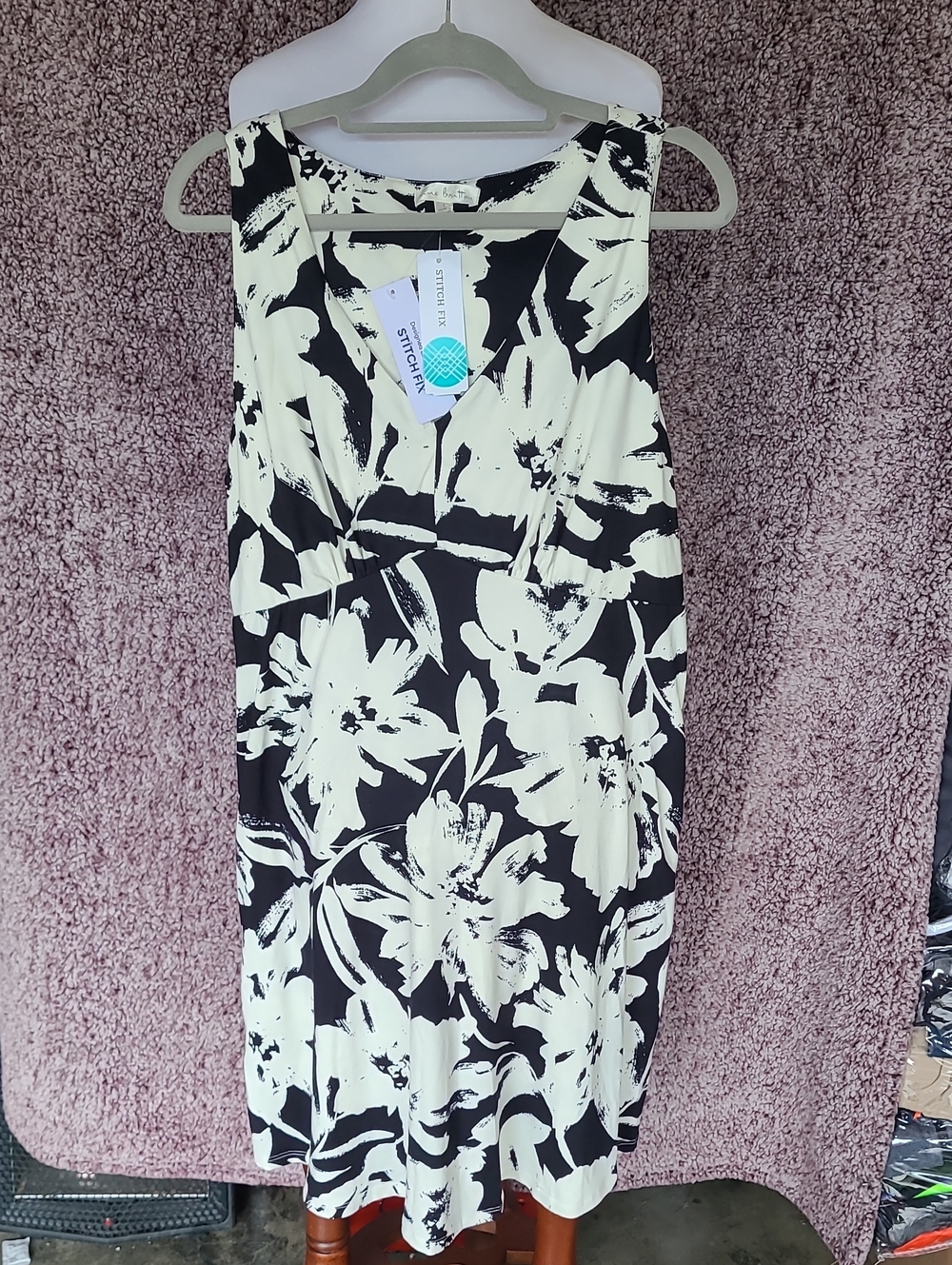nine britton Black & White Floral V-Neck Dress